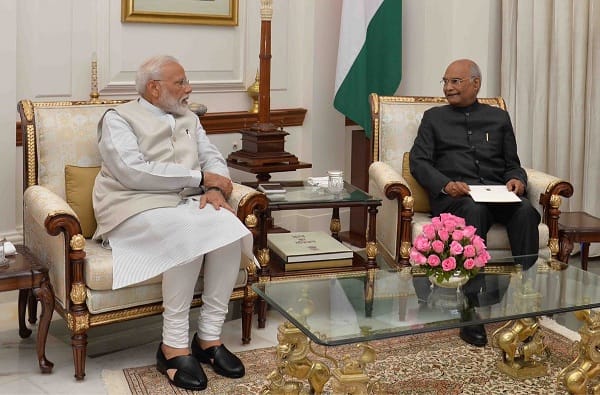 पंतप्रधान मोदींचा राजीनामा राष्ट्रपतींकडे सुपूर्द पंतप्रधान मोदींचा राजीनामा राष्ट्रपतींकडे सुपूर्द