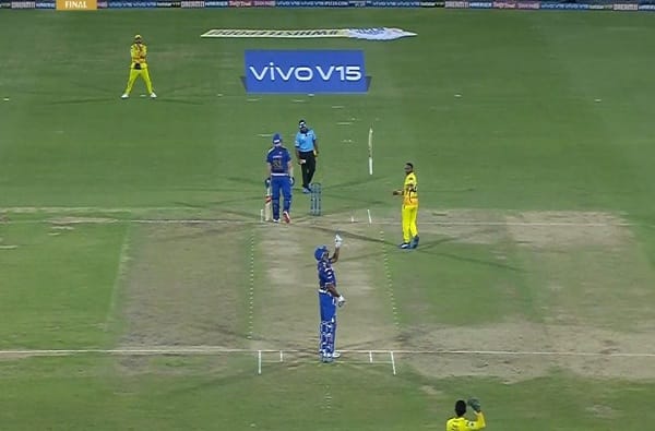 VIDEO : पंचांच्या निर्णयाचा निषेध करणं पोलार्डला महागात VIDEO : पंचांच्या निर्णयाचा निषेध करणं पोलार्डला महागात