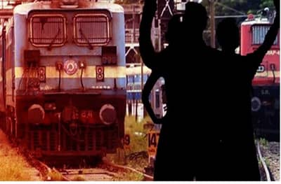 रेल्वे ट्रॅकवर सेल्फीचा प्रयत्न, रेल्वेने तिघांना उडवले