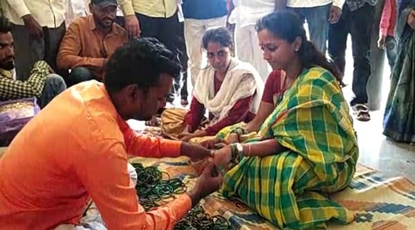 लग्नमंडपात सुप्रिया सुळेंनी बांगड्या भरल्या