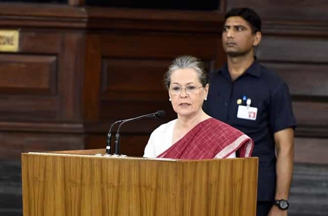 राहुल गांधींच्या नकारानंतर काँग्रेसचे अध्यक्षपद पुन्हा सोनिया गांधींकडे