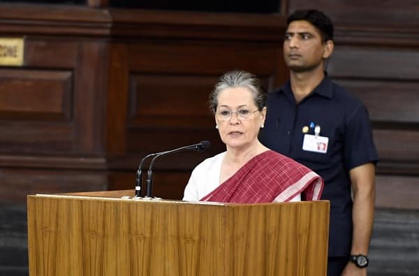 सोनिया गांधींची काँग्रेसच्या संसदीय नेतेपदी निवड