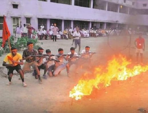 विद्यार्थांना शस्त्र प्रशिक्षण दिल्याप्रकरणी बजरंग दलावर गुन्हा दाखल करण्याची मागणी