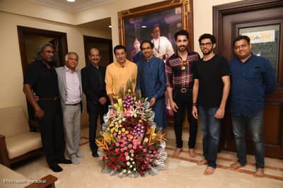 PHOTO : सनी देओल उद्धव ठाकरेंच्या भेटीसाठी मातोश्रीवर