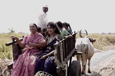 जय-पराजय बाजूला, कांचन कुल यांची बैलगाडीतून रपेट