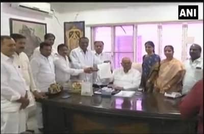 तेलंगणात काँग्रेसला खिंडार, 18 पैकी 12 आमदारांनी पक्ष सोडला