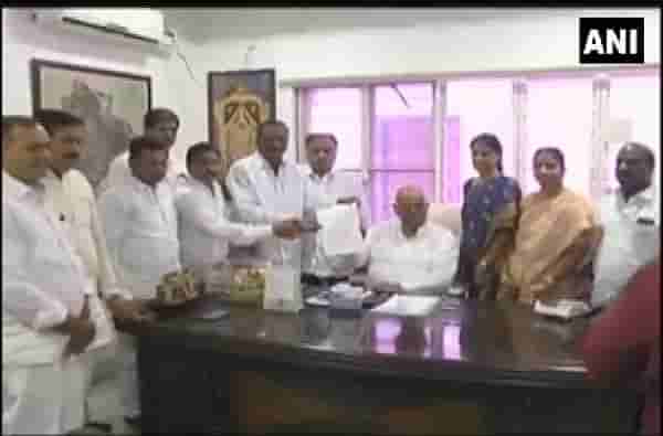 तेलंगणात काँग्रेसला खिंडार, 18 पैकी 12 आमदारांनी पक्ष सोडला