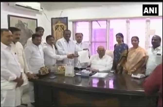 तेलंगणात काँग्रेसला खिंडार, 18 पैकी 12 आमदारांनी पक्ष सोडला