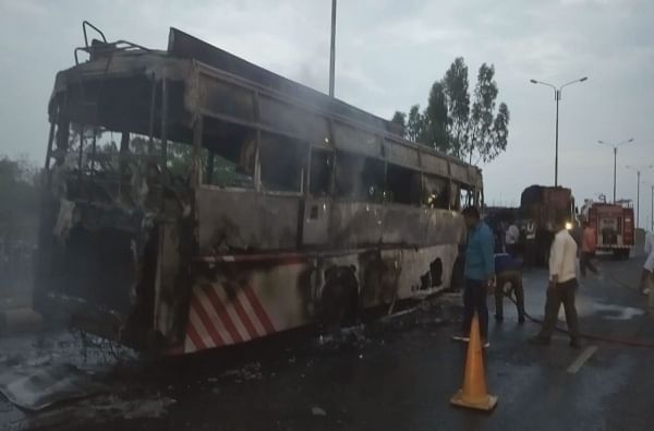 सोलापुरात भीषण दुर्घटना, बस जळून खाक, 13 प्रवासी जखमी