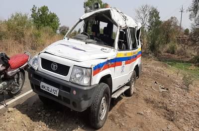 झाडाच्या फांदीमुळे पोलिसांच्या गाडीला अपघात, 6 पोलीस जखमी