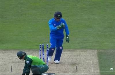 धोनीला ग्लोजवरील लोगो काढावा लागणार, आयसीसीचे आदेश