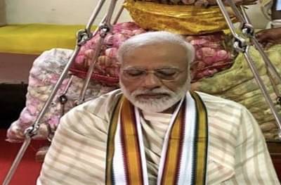 मुस्लिम शेतकऱ्यांनी पिकवलेल्या कमळाच्या फुलांनी मोदींची तुला