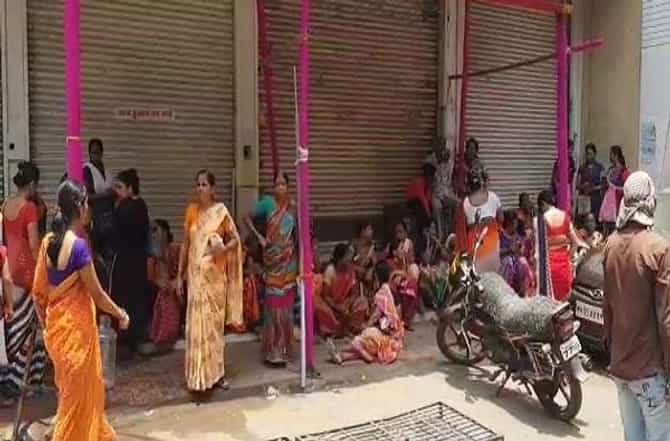 10 रुपयात साड्यांचा महासेल, चेंगराचेंगरीच्या स्थितीमुळे सेल बंद!