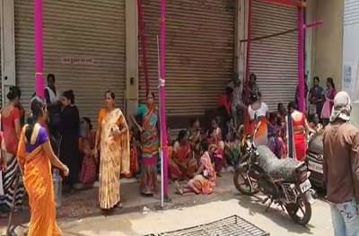 10 रुपयात साड्यांचा महासेल, चेंगराचेंगरीच्या स्थितीमुळे सेल बंद!