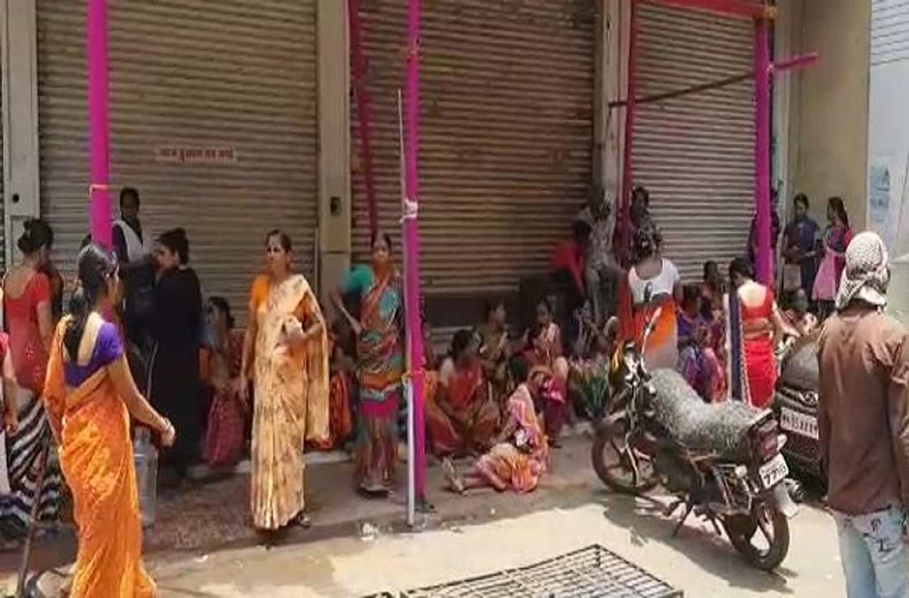 10 रुपयात साड्यांचा महासेल, चेंगराचेंगरीच्या स्थितीमुळे सेल बंद!