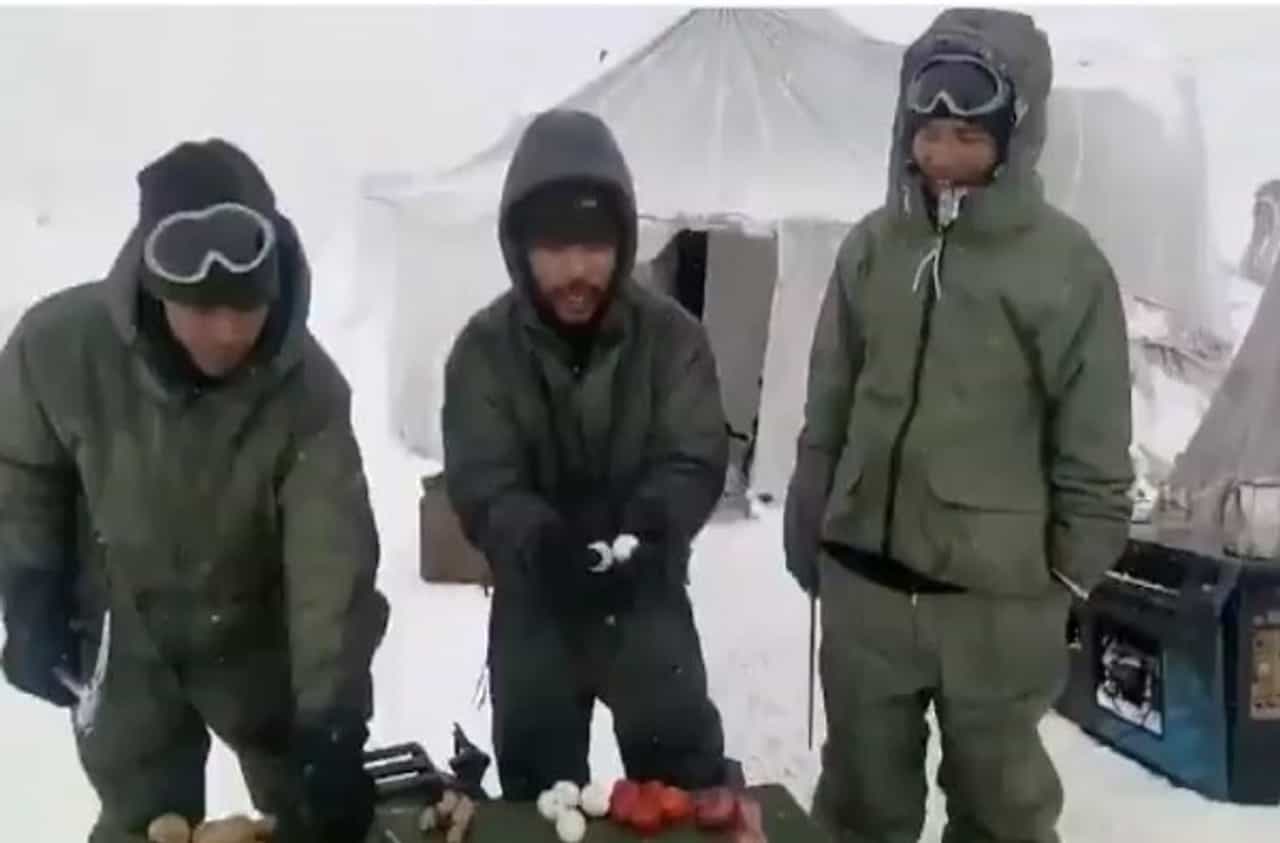 VIDEO: हातोड्याने अंडे फोडले, सुरीने ज्यूस कापला, गोठलेल्या थंडीत जवानांची झुंज