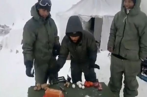 सियाचिनची थंडी, सैनिकांवर अंडी हातोड्याने फोडण्याची वेळ