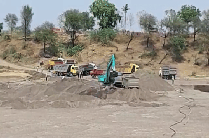 रेतीमाफियांमुळे शेतकरी देशोधडीला, प्रशासनाची डोळेझाक