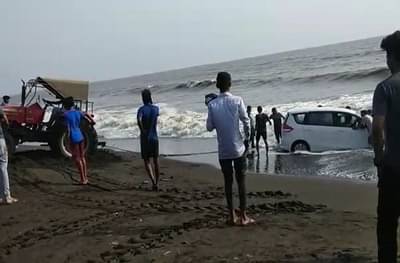 VIDEO ग्रॅण्डमस्ती अंगलट, खवळलेल्या समुद्राने कार ओढून नेली