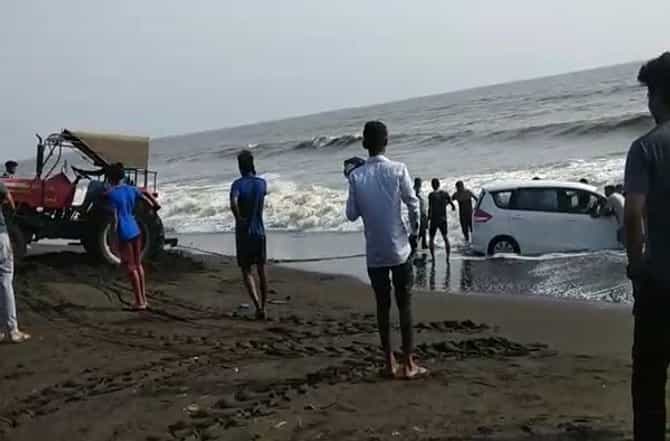 VIDEO ग्रॅण्डमस्ती अंगलट, खवळलेल्या समुद्राने कार ओढून नेली