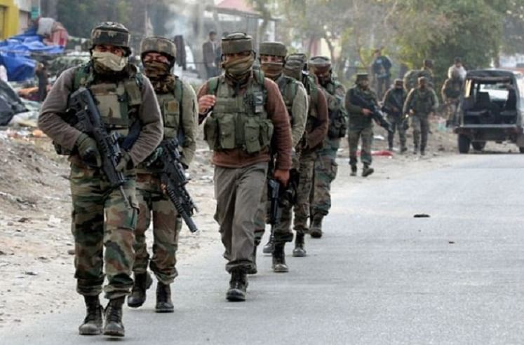 जम्मू काश्मीरमध्ये अतिरिक्त 10 हजार जवान तैनात, कलम 35A हटवण्याची तयारी?