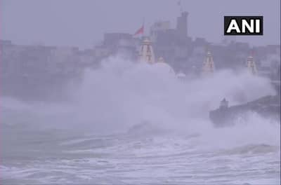 VAYU CYCLONE LIVE : वायूने दिशा बदलली, महाराष्ट्रासह गुजरातमध्ये हाय अलर्ट जारी
