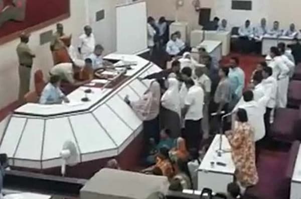 इम्तियाज जलील यांच्या अभिनंदन प्रस्तावासाठी राडा, एमआयएमचे 20 नगरसेवक निलंबित