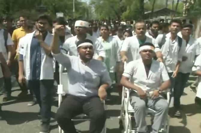 Doctors Strike : देशभरातील डॉक्टर रस्त्यावर, बंगालमध्ये 4 दिवसांपासून संप, 28 रुग्णांचा मृत्यू