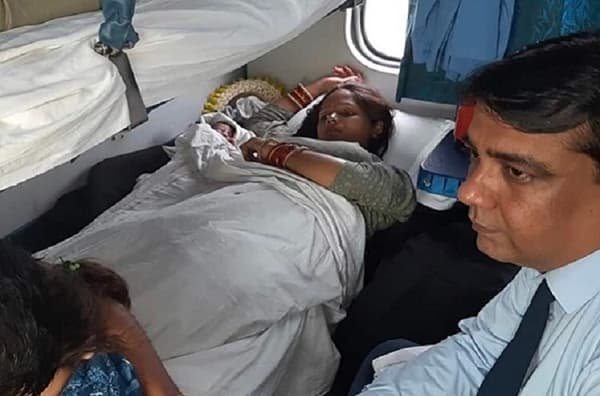 धावत्या ट्रेनमध्ये प्रसव वेदना, डॉक्टर मिळेना, टीसीकडूनच महिलेची प्रसुती