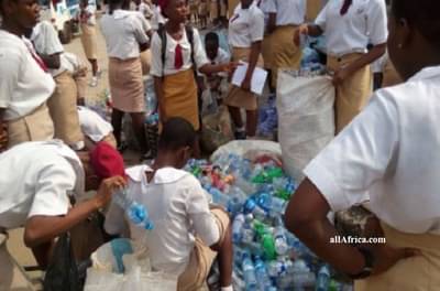 शाळेत फी ऐवजी प्लास्टिक बॉटल, पालकांसाठी नवी मोहीम