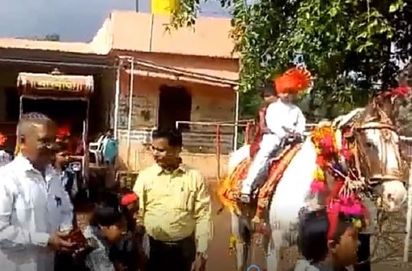 शाळेचा पहिला दिवस, साताऱ्याचा पठ्ठ्या घोड्यावरुन आला!