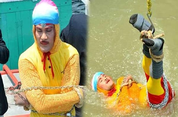 जादू दाखवण्यासाठी जादूगार गंगेत उतरला आणि गायब झाला!
