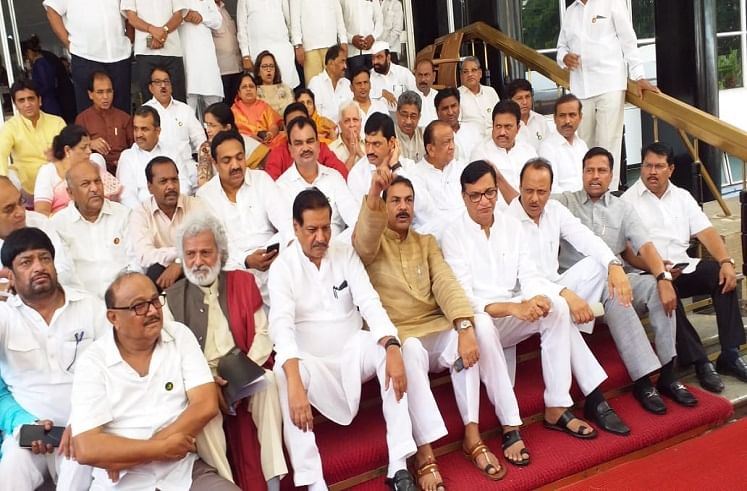 मुस्लिम आरक्षणावरुन नसीम खान यांचा सरकारला सवाल मुस्लिम आरक्षणावरुन नसीम खान यांचा सरकारला सवाल