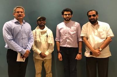 कर्जबाजारी शेतकरी थेट शिवसेना भवनात, आदित्य ठाकरेंनी कर्जाची जबाबदारी उचलली