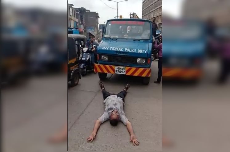 VIDEO:  दुचाकी उचलली म्हणून फिल्मी स्टाईलने व्यापारी रस्त्यावरच झोपला
