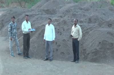 अवैध रेती साठ्यावर जिल्हाधिकाऱ्यांची धाड, अडीच कोटींचा साठा जप्त