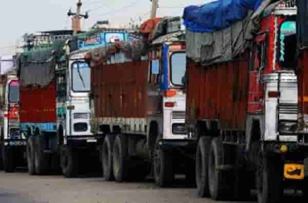 नेपाळने भारताचा भाजीपाला रोखला, सीमेवर वाहनांची लांबच लांब रांग