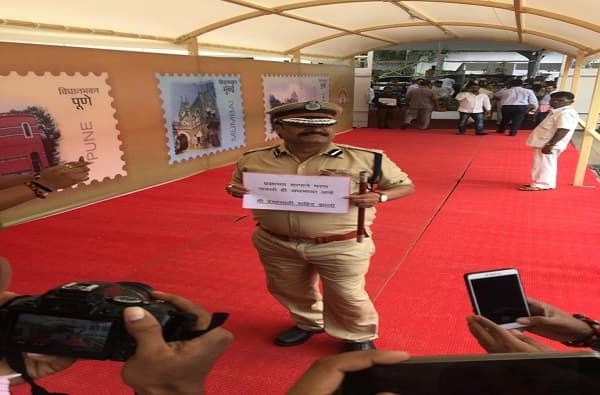 आमदाराच्या अंगात वर्दी, शहीद करकरेंच्या रुपात विधान भवनात एण्ट्री