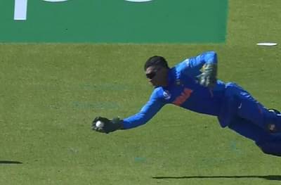 आधी फलंदाजी आणि नंतर हवेत झेल, धोनीला चाहत्यांचा सलाम