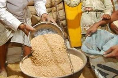 लॉकडाऊनमध्ये ग्राहकांना लुबाडणाऱ्या रेशन दुकानदारांवर कारवाई