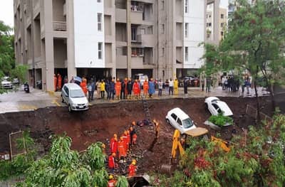पुण्यात भिंत कोसळून 15 जणांचा मृत्यू