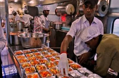 आता रेल्वेत तयार होणारं जेवण प्रवासी लाईव्ह पाहू शकणार!