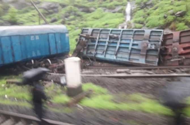 कर्जतजवळ मालगाडी घसरली, पुण्याकडे जाणाऱ्या गाड्या रद्द