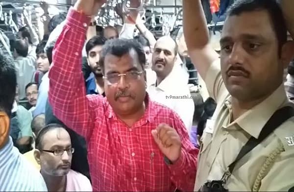 राज्यमंत्री रवींद्र चव्हाण 2 तास लोकलमध्ये अडकले, राष्ट्रवादीचा आमदारही ताटकळत