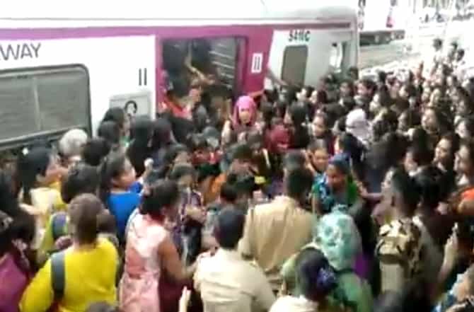 मध्य रेल्वेला उशीरा शहाणपण, रविवारचं वेळापत्रक रद्द