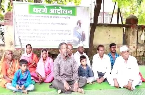 धनंजय मुंडेंवर गुन्हा दाखल करा, शेतकऱ्यांचं जिल्हाधिकारी कार्यालयासमोर आंदोलन धनंजय मुंडेंवर गुन्हा दाखल करा, शेतकऱ्यांचं जिल्हाधिकारी कार्यालयासमोर आंदोलन
