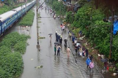 मुंबई-ठाण्यात शाळा कॉलेजांना सुट्टी, परीक्षाही रद्द