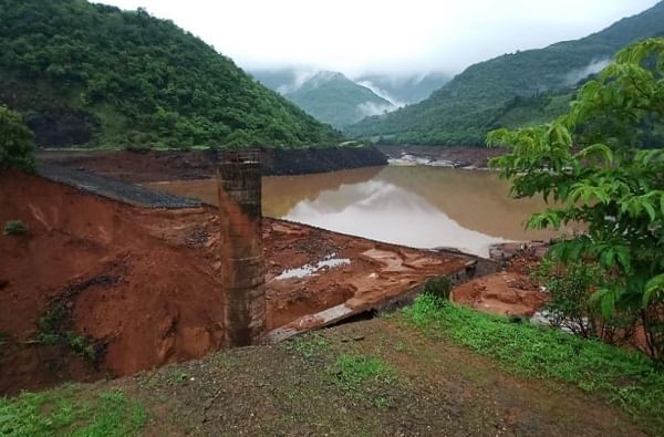 Tiware Dam Breached : 16 मृतदेह हाती, 8 बेपत्तांचा शोध, तिवरे पीडितांना घरं बांधून देणार