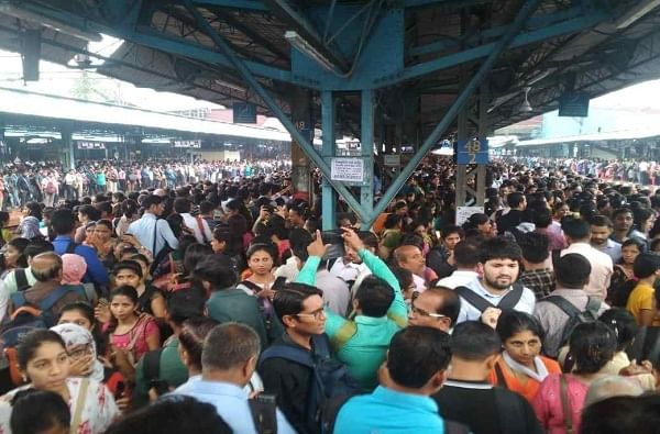पावसामुळे रेल्वे रद्द, 5000 प्रवासी मुंबईत अडकले, कोकणाचाही संपर्क तुटला