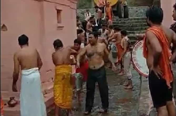 पाऊस पडण्यासाठी प्रार्थना, परळीत मंदिरच पाण्याने भरवलं